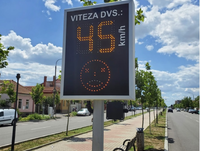 Panneau de limite de vitesse radar avec visage souriant et pleurant pour la capture de véhicules de circulation Détecteur de vitesse radar solaire pour la sécurité routière