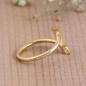 Bague Flèche Minimaliste Ajustable en Argent Plaqué Or 14K - Symbole de Mariage Élégant pour la Direction et la Force - Product Image 3