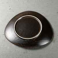Jiujiuju Guangzhou Fabricant Western Vaisselle En Porcelaine Vaisselle Rustique Noir Creative Triangle Coupé En Céramique Plaque Ensemble