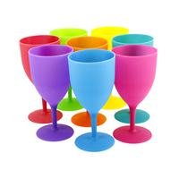 La partie en plastique jetable de gobelet met en forme de tasse pp matériel pour boire et vin