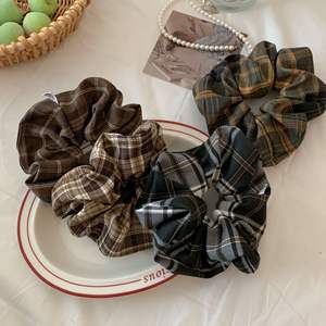 ยางรัดผมลายสก็อตสไตล์นักศึกษาแฟชั่นสำหรับผู้หญิงขายส่ง แบบนุ่มพิเศษสำหรับมัดผมหางม้า ตกแต่งทรงผม - Product Image 1