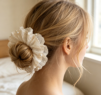 Chouchou à cheveux en dentelle ajourée à volants avec décoration de fausses perles, attaches pour cheveux en dentelle de maille douce, accessoires capillaires romantiques style Cottagecore