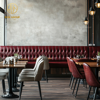 Ensemble commercial de mobilier de restaurant Ron Group : banquette en cuir capitonnée en U, table carrée en bois et chaise personnalisée en tissu
