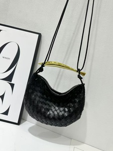 Nuevo Estilo Bolso de Mano de PU para Mujer con Diseño de Sardina Tejida, Sensación Premium, Diseño Exclusivo, Asa Metálica, Bolso Tipo Dumpling, Tamaño Pequeño, Forro de Poliéster - Product Image 2