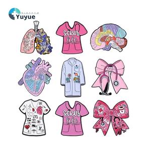 Broches en émail médical - Stéthoscope, blouse de travail et cœur - Broches en métal pour infirmières, médecins et cadeaux de santé - Product Image 1