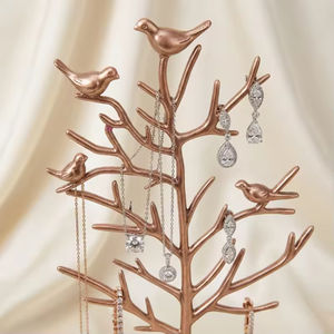 Moderno Expositor Metálico Colgante para Joyas, Organizador de Collares y Pulseras con Bandeja para Anillos - Product Image 4