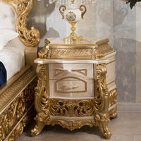 Ensemble de chambre à coucher avec cadre de lit king-size, meubles sculptés en or turc, coiffeuse et chaises pour chambres de luxe