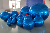 Décor de ballons miroir bleu foncé, grandes sphères brillantes, tunnel d'arche d'entrée grandiose pour banquet de gala de gala de masquerade
