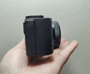 Cámara ZVE 10 Kit 95% Nueva, con Lente de 16-50 mm, Pantalla Táctil Abatible 4K, Ideal para Selfies, Viajes, Vlogs - Product Image 5