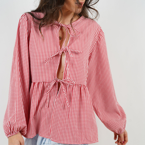 Blusa de Gingham Roja y Blanca para Mujer al por Mayor, Top Peplum con Lazo Triple en la Parte Delantera, Camisa de Chifón con Mangas Largas Abullonadas - Product Image 3