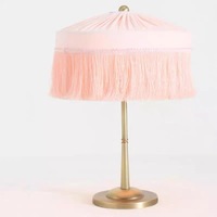 Lampe de table en velours à pompons Sinclair de style campagnard français, lumière décorative pour salon, salle à manger, hôtel, appartement