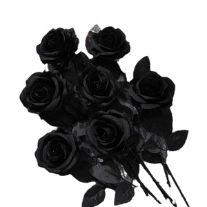 Bouquet de roses artificielles en soie noire et rouge pour Halloween, fond de photographie et décoration intérieure - Product Image 5