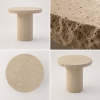 Table basse moderne en travertin naturel de luxe, plateau épais à bords ciselés, piétement cylindrique, mobilier de salon personnalisable pour hôtel