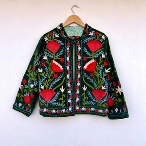 Veste en velours vert foncé artisanale, broderie florale rouge vibrante Suzani de qualité supérieure, vêtement d'hiver de luxe, style bohème chic, ouverte sur le devant - Product Image 1