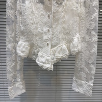 Chemise blanche pour filles avec broderie en dentelle et tulle, col à volants et fermeture à un bouton pour le printemps 2025.