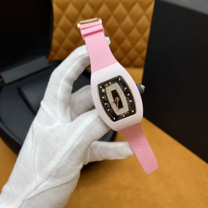 Une montre mécanique automatique en caoutchouc, squelette, sertie de diamants et de moissanite, avec boîtier en céramique, nouvelle tendance de la mode, 26 ans de tradition. - Product Image 1