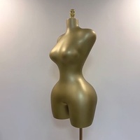 Mannequin féminin brésilien grande taille avec hanches généreuses, en cuir mat doré, demi-corps supérieur, pour la vente