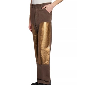 Jeans dorés en coton à effet délavé avec paillettes pour hommes <span class=keywords><strong>Pantalon</strong></span> décontracté d'extérieur à jambe droite avec effet enduit de papier d'aluminium à double genou - Product Image 4