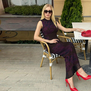 Vestido midi ajustado sin mangas con cuello alto y diseño asimétrico fruncido en estampado morado para fiestas de verano - Product Image 2