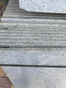 หินแกรนิตสีขาวคุณภาพมาตรฐาน S ผิวขัดเงา ดีไซน์ทันสมัย แผ่นใหญ่ ทนทาน ใช้สำหรับเคาน์เตอร์และพื้น - Product Image 6