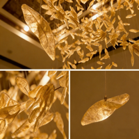 Lustre sur mesure à grandes feuilles dorées, installation artistique moderne en verre pour hall d'hôtel, villa, escalier