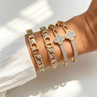 Ensemble de bracelets tendance avec chaîne cubaine, quatre fleurs et zircone, plaqué cuivre or 18 carats, style empilable, vente en gros