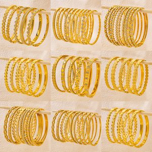 Ensemble de bracelets joncs en acier inoxydable plaqué or 18 carats pour femmes, modèles variés, empilables, fins, vente en gros de bijoux - Product Image 1