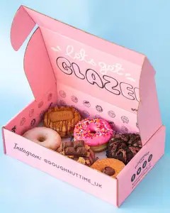 Mini çörek ambalaj kutusu pembe Mochi Logo ile 12 Donuts için özelleştirilebilir karton Donut kutuları