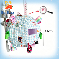 Fabricant OEM/ODM de peluches personnalisées : Jouet sonore en peluche pour animaux de compagnie, balle en coton PP garnie de rubans colorés