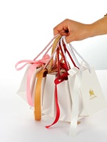 Sacs cadeaux en papier de marque avec logo en feuille d'or pour les ensembles cadeaux cosmétiques et les collections de produits de maquillage