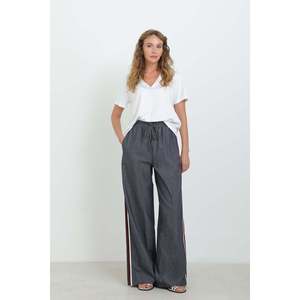 เสื้อยืดคอวีผู้หญิง แขนยาวแบบปกติ สีขาว 32225TSH - Product Image 3