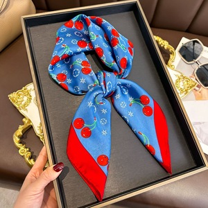 <span class=keywords><strong>Elegante</strong></span> <span class=keywords><strong>Sciarpa</strong></span> Quadrata <span class=keywords><strong>Blu</strong></span> per Donne, Motivo Ciliegie Primavera-Estate, Poliestere di Alta Qualità, Sottile e Morbida come Seta - Product Image 2