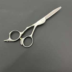 Tijeras Profesionales para Cabello de 5 Pulgadas, Planas, de Acero Inoxidable 440C, para Diestros, Uso en Salón de Belleza - Product Image 1