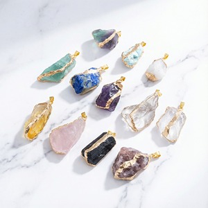 थोक प्राकृतिक कच्चे क्रिस्टल पेंडर सोने की प्लेटेड एज उपचार पत्थर के लिए चार्म्स अमेथिस्ट गुलाब क्वार्ट्ज - Product Image 2
