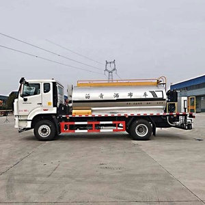 Camión Distribuidor de Asfalto HOWO de 12000L para Uso en Carreteras Municipales - Product Image 1