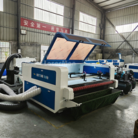 Découpeuse laser textile CNC refroidie par eau LM-1810 avec système d'alimentation automatique et d'alignement des bords pour la découpe de tissus, bois, vêtements de sport et articles ménagers