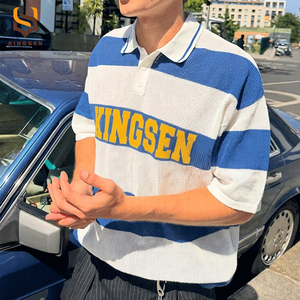 เสื้อโปโลผู้ชายลายทางถักสไตล์ลำลองสำหรับฤดูร้อน แนววินเทจ สตรีทแวร์ ทรงโอเวอร์ไซส์ ไหล่ตก แขนสั้น รับสกรีนโลโก้ - Product Image 1