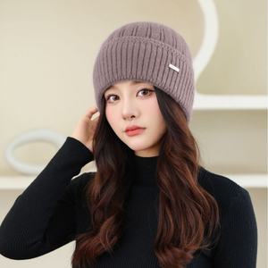 Fabricant de bonnets en mohair doublés de soie, bonnets personnalisés, logo personnalisé, bonnets doublés de satin, bonnets en laine tricotés, broderie jacquard, design personnalisé - Product Image 2