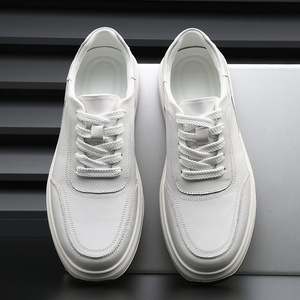 Chaussures blanches polyvalentes de conception nouvelle. Versions pour hommes et femmes. Chaussures décontractées en cuir, respirantes, avec semelles épaisses tendance. - Product Image 3