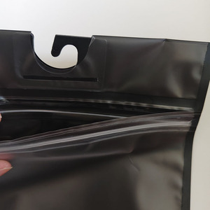 Saco Plástico Preto Stand Up com Zíper e Gancho Frontal Transparente Laminado para Embalagem de Roupas em Poliéster Mylar - Product Image 4