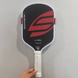 Теннисная ракетка для пиклбола Boomstik Gen5 с интегрированным пенопластовым сердечником T700, изготовленным методом горячей прессовки, и встроенным металлическим утяжелителем, идентичная заводской модели - Product Image 1