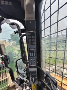 รถตักล้อยางรุ่น TR320 แบบตีนตะขาบยาง  รถตักขนาดเล็กมือสองสำหรับงานก่อสร้าง - Product Image 5
