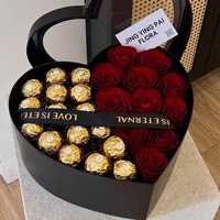 Hartvormige bloemengeschenkdoos met rozenboeketten, dubbelwandig uitgehold ontwerp, gouden opdruk, bronzen randen, transparant venster, fruit.