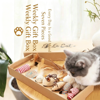 Kit de jeu interactif pour chat 7-en-1 : Boîte cadeau hebdomadaire avec baguette à plumes et jouet résistant aux morsures pour chats domestiques