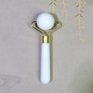 Petit rouleau de massage Guasha en jade naturel Mini rouleau de jade Produit de voyage pour le visage pour la relaxation - Product Image 5