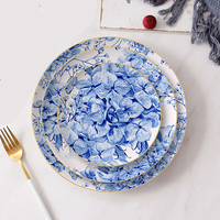Vaisselle chinoise Vintage, assiette de chargeur de vaisselle, bordure dorée, fleur blanche et bleue, assiettes de luxe en céramique, ensemble pour mariage