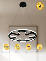 Lampe suspendue florale incurvée au design minimaliste noir contrasté, idéale pour compléter divers intérieurs contemporains