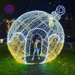 Arco de luces navideñas 3D con bolas, decoración impermeable para exteriores, ideal para calles y centros comerciales - Product Image 1