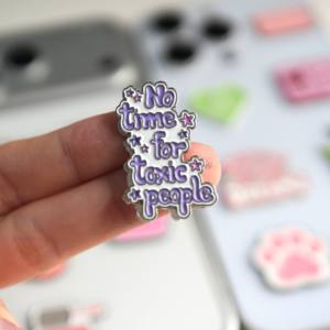 Adesivo per Telefono in Smalto Personalizzato alla Moda 2026 |   Design con citazione di <span class=keywords><strong>Queen</strong></span>/Dream |   Spilla Decorativa Personalizzabile a Tema Arabo, Pronta per la Produzione - Product Image 4