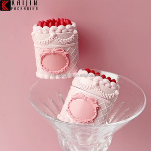 กระปุกใส่ลิปบาล์มรูปเค้กและตลับลิปสติกพร้อมกระจกและแปรง ดีไซน์น่ารักแบบกำหนดเองได้ บรรจุภัณฑ์พกพาสุดหรูสำหรับเป็นของขวัญสำหรับสาวๆ - Product Image 1